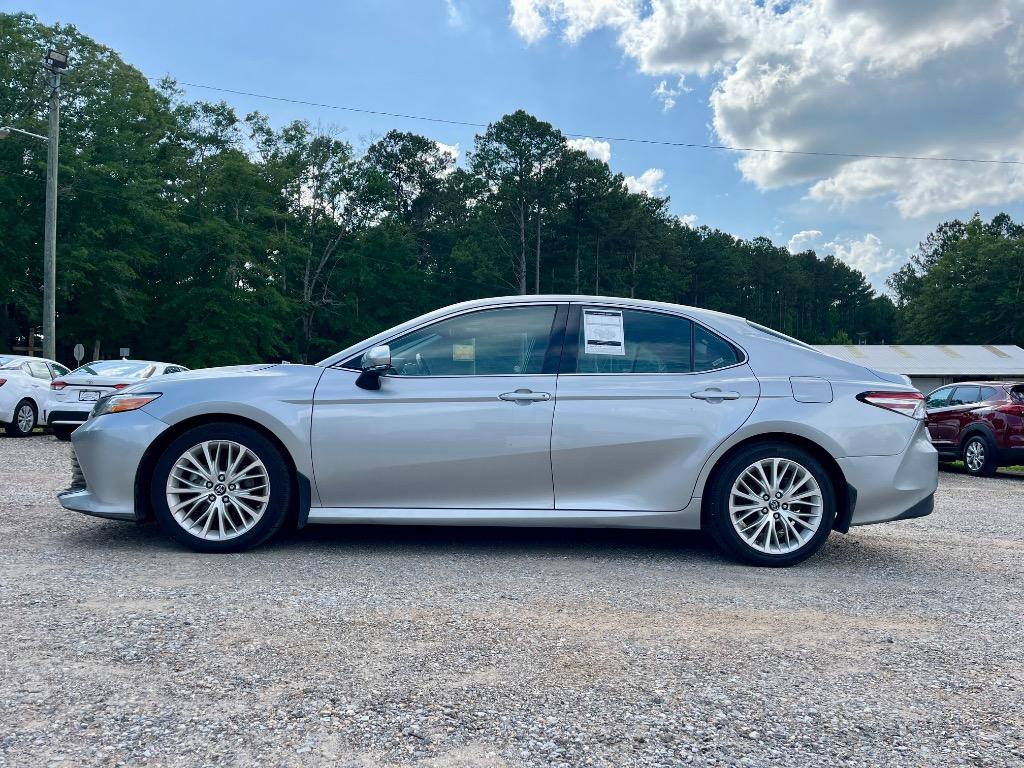 2019 Toyota Camry XLE's photo