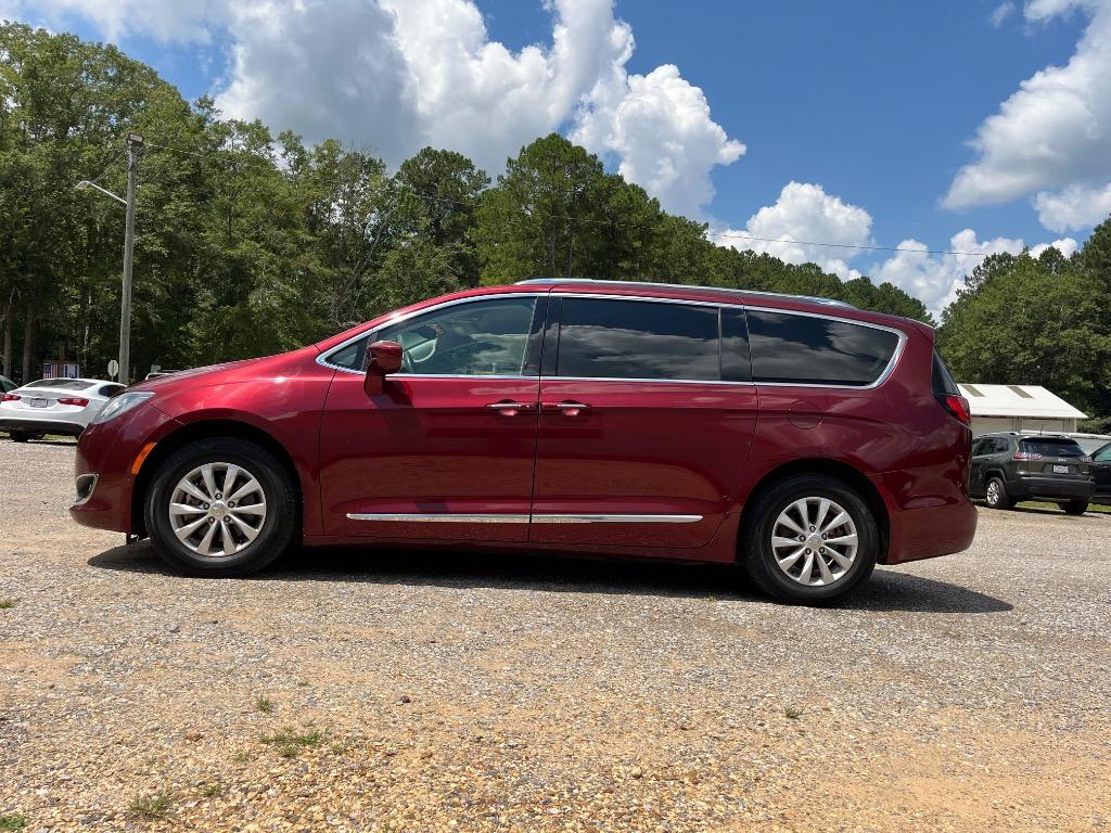 2019 Chrysler Pacifica Touring L's photo