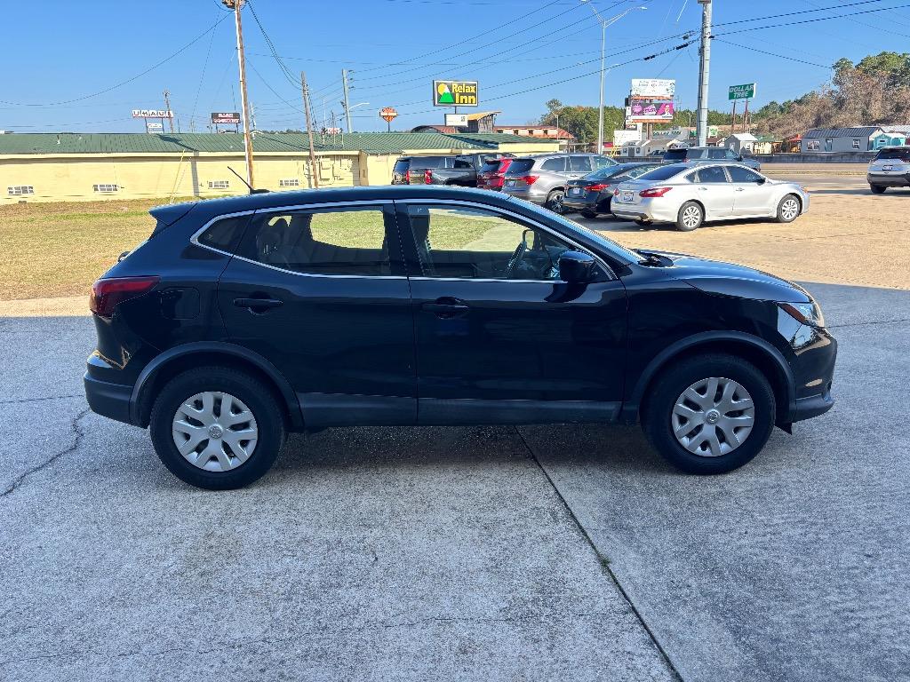 2018 Nissan Rogue Sport S's photo