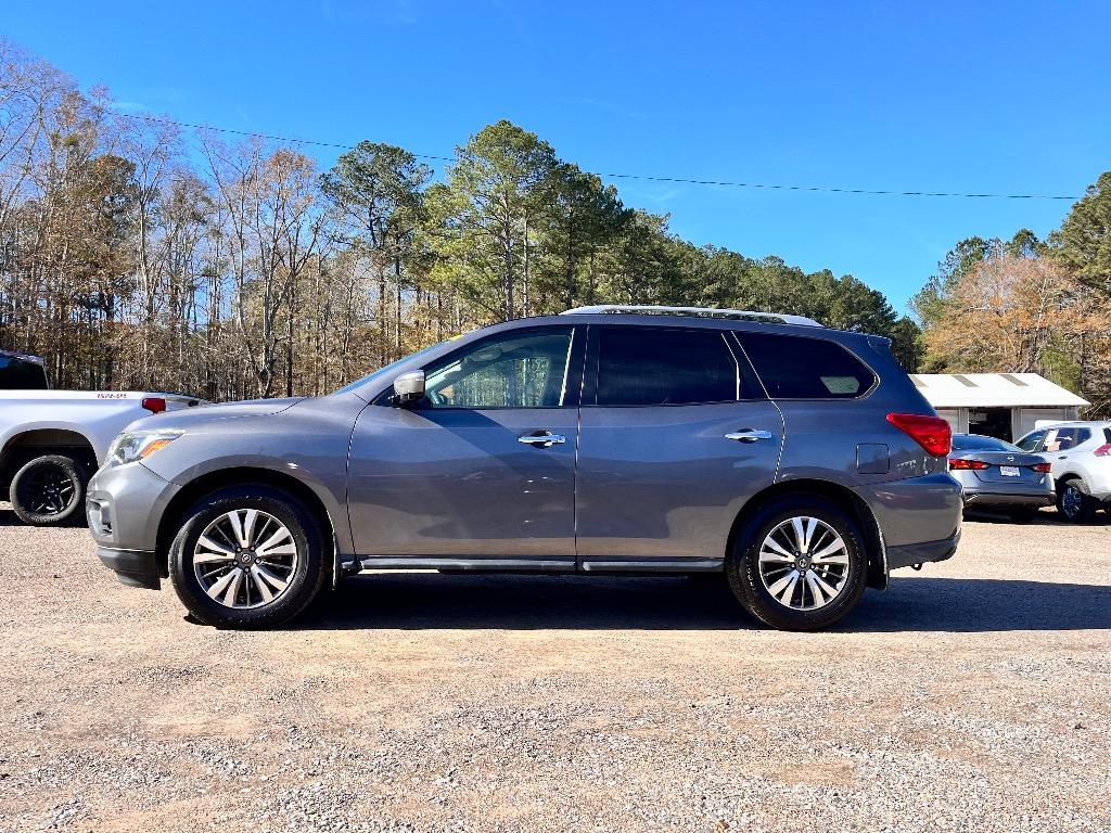 2017 Nissan Pathfinder SL's photo