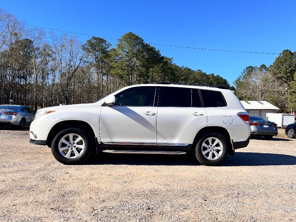 2013 Toyota Highlander Plus's photo