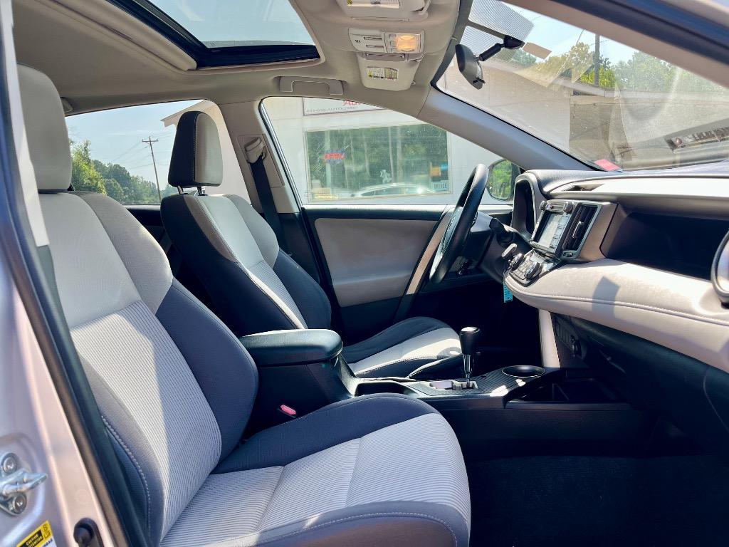 2015 Toyota RAV4 XLE - Photo 6