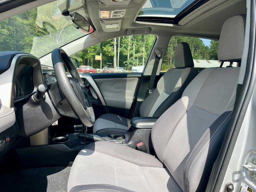 2015 Toyota RAV4 XLE - Photo 8